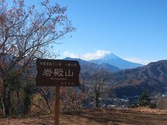 9：16、岩殿山頂に到着。標高は634ｍ、スカイツリーと同じ高さです。
岩殿山は大月市が選定した「秀麗富岳十二景」の一つでもあり、山頂から美しい富士山が眺められることで知られています。
今日は半分雲がかかっていますが、それでも美しい！