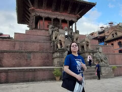 ようやく「トウマディー広場（Taumadhi Square）」までやってきました。ネパールで最も高いパゴダスタイルの「ニャタポラ寺院（Nyatapola Temple）」といくつかの寺院があります。