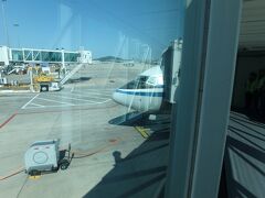 大連周水子空港には定刻より15分早く到着、フライトタイムは１時間だった。このまま仙台まで乗っていたかったが全員降機する。