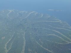 離陸して10分程度が経った頃、国東半島上空を通過していきます。
両子山を中心に放射状に谷が伸びているのはまさに自然の美学。