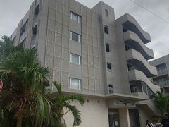 石垣空港から30分。離島ターミナルの手前の博物館前で降り、まずは今日、宿泊するホテルに行き、荷物を預けました。