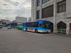 離島ターミナルの手前に東運輸のバスターミナルがあります。離島ターミナルから空港行は混雑することも多いので、始発のこちらから乗るのも一案。