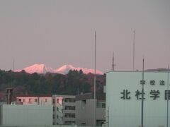 ホテルの部屋から見えた、真っ白な山は何処なんでしょう。