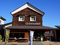大きな三角油揚げで有名なお店です。1枚食べて、お土産も買いました。ただの油揚げなのにとても美味しい。食べ終わって写真を撮らなかった事に気づきました。