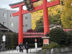 あ！大崎八幡宮です、4年前私は孫の合格祈願に来て、石段の最上段を上がった所で滑り転んだことを思い出しました。