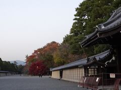 京都迎賓館は京都御所内にある
御所はとても広い、地図を見てみると敷地の広さは二条城のざっと3，4倍はある
京都迎賓館見学の集合場所まで、たくさん歩いた
