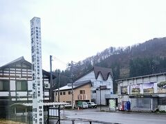 信濃川を眺めていたらあっという間に森宮野原駅に到着。
車窓を見てたら、「日本最高積雪地点」の標柱。
昭和20年の記録だそうです。

このあたりから、車窓に流れる川は千曲川に変わります。
