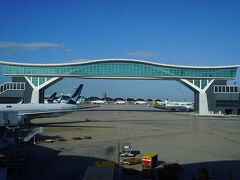 2022年11月に誕生した新スポット「スカイブリッジ」がきれいに見えました。この下を巨大な航空機が通過するのですから面白いものを造ったと思います。一度通過してみたいと思います。