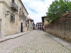 この町の名はSantillana del Marといいます。あだ名は「３つの嘘の町」です。日本人には何の事やら。実は、町の名に、santa, llana, marが含まれているからなのでした。santa（神聖）でもなければ、llana（平ら）でもないし、mar（海）でもない。

旨いこと言うなぁ・・・