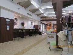 売店兼観光案内所
奥に蕎麦屋がありますが、14時で閉店
バスは14：10まできません
駅の待合からはバス停が見えないのが心細い・・・
