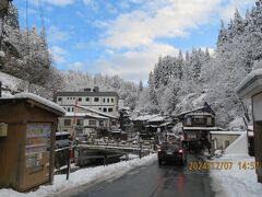 バスにはアジア人親子３人と、どこからか現れた日本人カップル２人と個人客２人だけでした。
10分程度市内を巡回し、その後はバス停もほぼ無くノンストップで30分走る感じ
着いたら左下へ坂をくだります
雪道の後ろから車がくる車道は怖い・・・