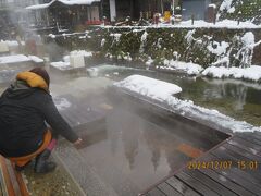 足湯もびちゃびちゃ
寒いから足を出す気になれません！
アジア系の子供が入ってました