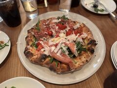 ランチはピザかサラダのセット（またはアラカルト）を１人１つ注文しなければいけません。
窯焼きのピザはとてもおいしかったです。店員さんがとても親切でした。お支払いはクレジットカード不可です。