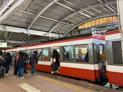 車内は少し混んでいて、立ちの乗客もいました。

