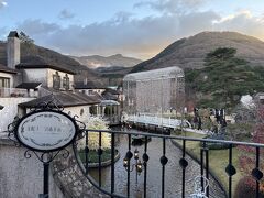 箱根ガラスの森美術館は無料ロッカーがあり、荷物を気軽に預けることができました。
日が暮れて、外の作品がキラキラと輝く景色がとても素敵でした。

