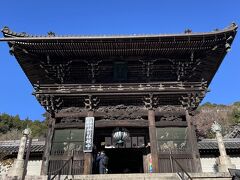 長谷寺の総門、仁王門を潜ります。
