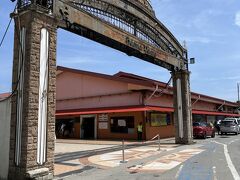 のんびり歩きなながら、船に乗るためJesselton Point Ferry Terminalへ。
幾つか島があるのですが、とりあえずサピ島へ。
ターミナルの中へ入るとたくさん案内窓口が、どこへ行きたい？人数とアクティビティーするしない？（シュノーケルなど今回は何もしない）など決めRM70支払うと、言われるままに案内され、少し待つと船に乗る。
何とも流れ作業的です。たくさんのお店が営業してるのでしょうが、仕組みがよくわからないけど島へ連れて行かれます。（という感じ）


