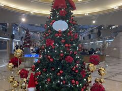 お茶タイムにホテルニューオータニに行きました。クリスマスツリーが素敵です