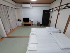 梅田での宿は、「丸一ホテル大阪梅田」。
風俗店エリアの近く＆向かいがラブホという立地だけど、ホテルはもちろん普通。

アップグレードしてもらった部屋は12畳の和室で、部屋着は作務衣。