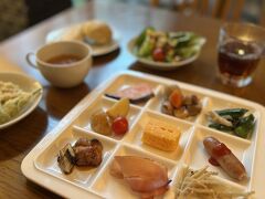 3日目の朝です
今日は朝食券を買いホテルでモーニングです
相変わらず行動が早く1番目で他にはまだ誰もいませんでした
評判通りどれも美味しくいただきました(*´ч`*)
コーヒーも美味しかった
デザートが見当たらなかったのであると嬉しかったなと思いました
