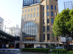 復興した阪急三宮駅。
大震災以前とは、駅ビルの位地がずれている。昔は阪急の線路の真上に建っていた。