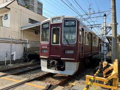 岡本駅に到着。住宅地の中の駅だが、結構標高が高く、御影駅からこの駅までの間、時々神戸港の施設等が車内から展望できる。
すぐ北側まで六甲の山容がせまり、段々畑のように住宅地が山の中腹まで広がっている。いかにも神戸と言う感じの景色。