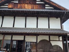 まずはショップの下見。
古い倉庫を改装してあって、中はひんやり。
オリジナルのワインが並びます。


ふむふむと下見して、レストランへ。