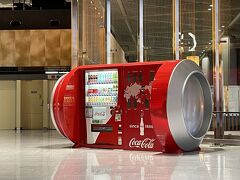 出発当日、朝7時成田空港集合と早かったので生まれて初めて始発列車に乗りました。友人と東京駅5時半発のバスに乗って空港へ。集合場所の近くに立派なコカ・コーラの自販機がありました。