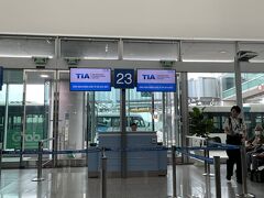 それから2時間くらいゲートの前のベンチでおしゃべり。
ホーチミンからはエコノミーなのでラウンジは利用できませんでした。