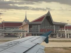 17時半前、定刻通りにシェムリアップに到着しました。
1年前に出来たばかりの新しい空港だそうです。