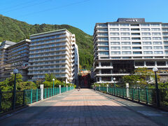 〈２〉のつづきです
https://4travel.jp/travelogue/11946078

２日目は鬼怒川温泉の「鬼怒川温泉ホテル」に宿泊します。１時間くらい早く到着したので、車を預けて散策へ。

ホテルから500mくらいの場所にある「ふれあい橋」。