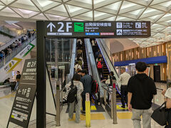 エスカレーターで