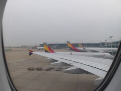 そんな満員御礼の大型機に乗って２時間ちょっとでソウル仁川国際空港に到着しました(^_-)-☆。

アシアナ航空は第１ターミナルに到着です。
周りはやっぱりアシアナ航空だらけ(笑)。
ベースだしね(;^ω^)。
