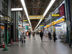 松山市駅すぐ隣にある松山銀天街。

百貨店がまだ現役の松山ですが、やはり庶民の見方はアーケード街。
昼間でも(多少なりとも高齢者が多かったという事実はありますが)世代を問わずお客さんがいるようです。


もう少し飲食系のお店が多いとありがたいですね(ﾎﾞｿｯ
