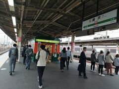 さて、まず初めにどこで途中下車するか…
目的はマンホールカード(以下マンカ)ゲット。マンカの配布場所は市役所、観光案内所、観光地の売店やチケット売り場など。駅前か駅から歩いて行けそうな場所を狙います。その営業時間と効率を考慮して選んだ行き先は…小田原駅。
8:15、藤沢駅出発です。