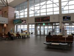 高浜駅からは2分ほど。歩いても1kmないそうです。


大きなターミナルとなっており、待合スペースをはじめ各船会社の窓口、売店、お手洗いと設備は整っていました。
呉・広島方面へと向かうフェリー・ジェット船や近隣離島とを結ぶフェリーが就航しているようで、平日昼間でもそこそこ人の姿が見られました。

「松山からならしまなみ海道を通るバスとかないんか？」と思っていましたが、しまなみ海道は尾道の方に抜けてしまうため、この区間の移動には必然的に海運が必要となるようです。




