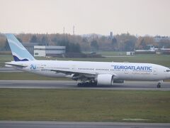 LOTポーランド航空のワルシャワ～ニューヨーク便で使用されているユーロアトランティック航空B777-200ER CS-TSW。