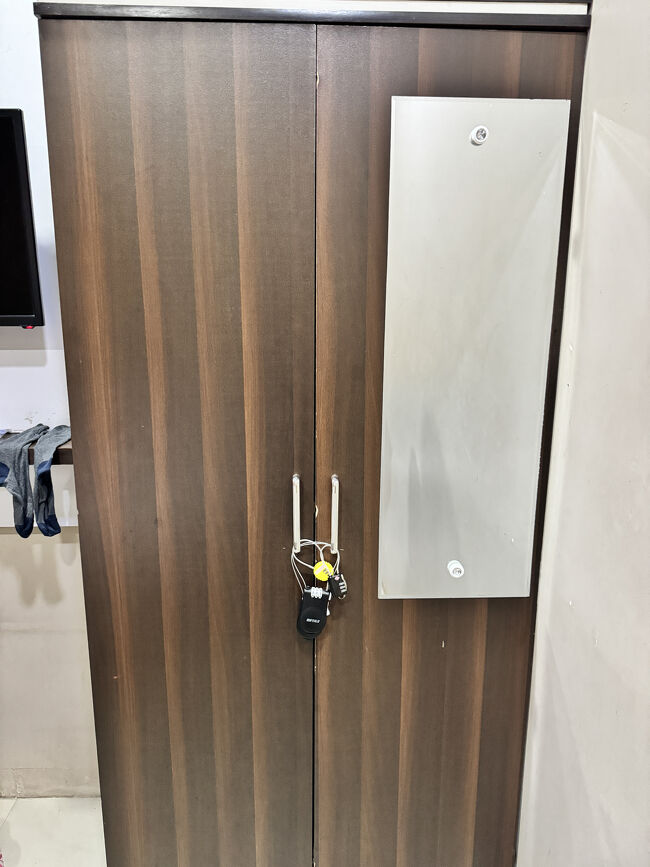 荷物は部屋に置いていく時はクローゼットに入れてチェーンロックした。<br />貴重品は無いけれどインドだし自己防衛で。