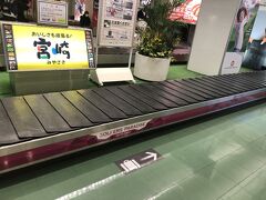 預け入れ荷物が出てくるのを待ちます。

