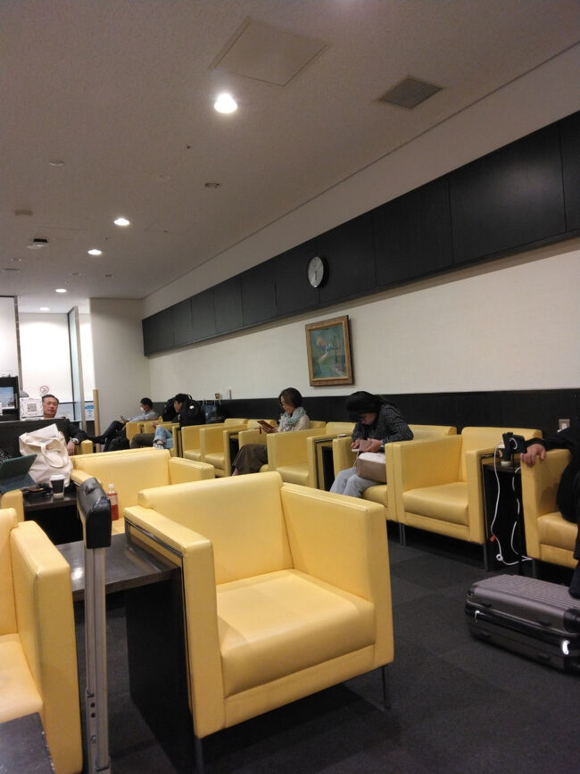 そんなに広くないけれど、十分座れますし、飲み物の種類もまあまあです。<br />最終便前まで開いています。<br />