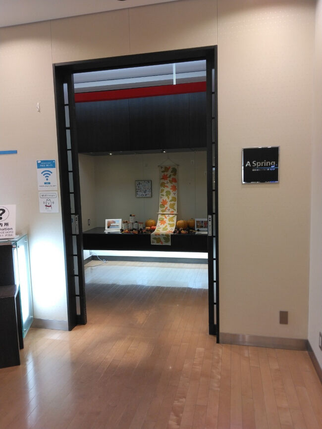 保安検査場前だけれど、カードラウンジも分かりやすい場所にありました。