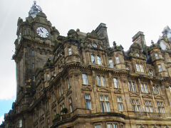 「The Balmoral Hotel」
旧市街と新市街が出会う場所：プリンセス・ストリート一番地に建つホテル。
1902年開業でランドマークの時計塔は街のシンボルになっています。

ハリーポッターシリーズの最終巻が書き上げられた552号室は「J.K.Rowling Suite」と名付けられ、ハリポタファンの聖地だとか・・