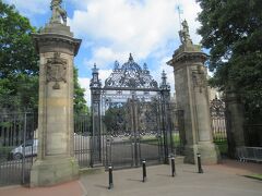 「ホリールードハウス宮殿（The Palace of Holyroodhouse）」は、
12世紀にデイヴィッド1世によって建てられた寺院が前身。
15世紀から、スコットランド国王夫妻の住居として使われてきました。

近年になって、エリザベス女王やチャールズ陛下がエディンバラに滞在といっても、岩山の上の「エディンバラ城」で寝起きする訳ではないんですね。