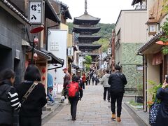 さて、四条大宮駅で電車を降りたら、次は公共交通の連絡が悪いので時間短縮手段でタクシーで東大路通りと八坂通の交差点の場所まで乗りました。ここからはみなさんご存知の八坂の塔を見上げながら歩いて登っていき、産寧坂を通り清水坂に入り清水寺まで行き、まだ一部見頃という情報でしたが、もう行く日がないのでこの日に清水寺の紅葉見学を決行します。ここも一度歩いている場所なのですが、ここを歩いて見える景色が大好きなので、また来てしまいました。

