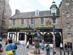 バスから降りてここからは徒歩観光です｡
｢Greyfriars Bobby Statue」
スコットランド版忠犬ハチ公：グレイフライアーズ・ボビーの銅像が建っています。
背後のパブも同名を冠しています。