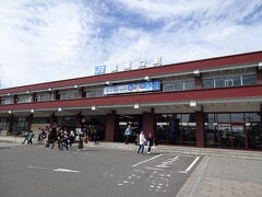 宮島駅口に到着

ここから、島へ渡ります。2社の船があります。

JR西日本の船は、鳥居の近くまで廻って島の船着場に行きます。

もう1社の松大汽船は、船着場までストレートい行きます。

なのでR西日本の船はt毎回出航する旅に満席になります。