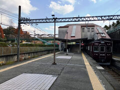 能勢電鉄日生線、終点の日生中央駅。
兵庫県河辺郡猪名川町唯一の駅。日生ニュータウンというかなり大きな新興住宅地の玄関。
駅周囲も広めで緑豊か。
この能勢電、ここまでの間、意外と谷あいとか山の中腹とか、谷を高架橋で渡ったりとか、結構変化がある景色の良い路線なんだよね。
本数も10分間隔で利用しやすい。