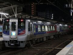 現在は高架化されましたが訪問時は旧駅舎のまま。今思えば懐かしい光景となりました・・・

まだ朝の5時半前なのにホームには既に宇和島行特急が。
いくら特急街道で早いところでは4時台から特急列車が動いているところがあるとはいえ、この方面で乗る人おるんか・・・？
