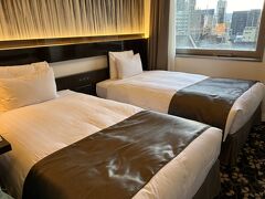 部屋はツインでこんな感じです。福井市はホテル数が少なく、このホテル８月末に予約しましたが残室は少なかったです。何とか安いうちに予約できましたが安いといっても38千円/2泊・２人です。最上階には大浴場があります。