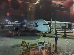 ロンドンヒースロー空港　ターミナル２

かなり早く空港に着いてしまったので、ターミナル内を余ったポンドを使い切ってしまおうとあっち、こっちショップを覗いてたらそれなりの時間になったのでゲートまでやってきました。（と言うより歩き疲れたのでゲートに移動しただけ）

シンガポール航空の飛行機が駐機しています。Airbus A380-800　総2階建ての大きな飛行機です。これに乗って取り合えずシンガポールに向かいます。